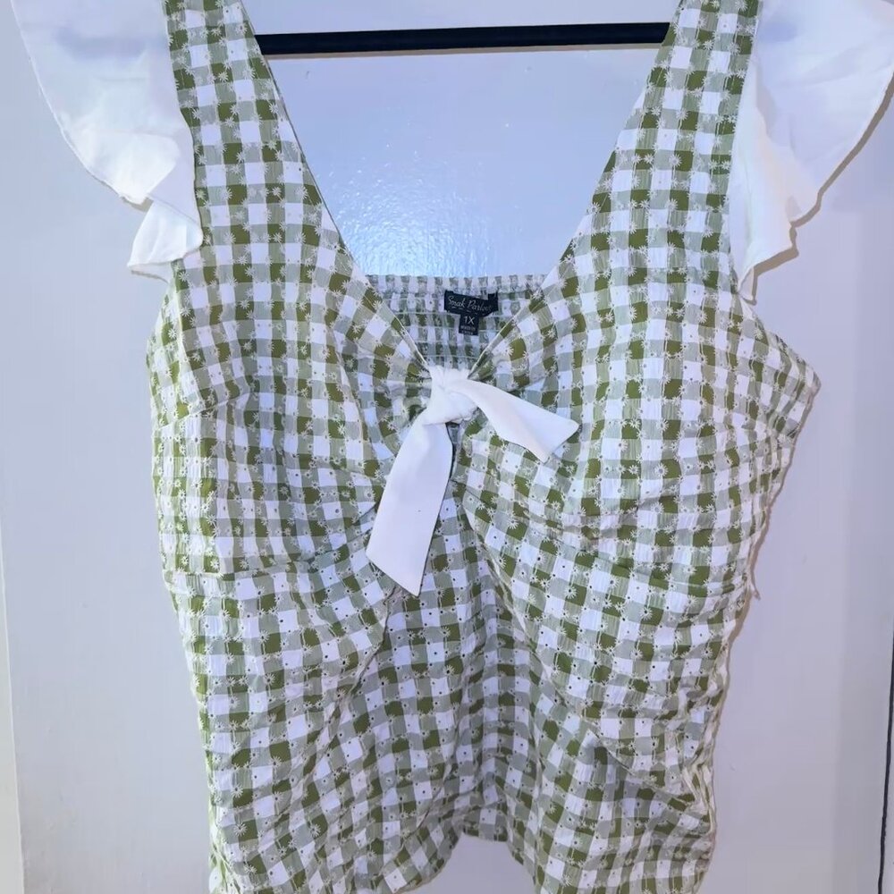 Smak Parlour – Green and White Gingham Tie-Front Top (Size 1X), EUC.